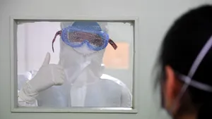 Jurnal de pandemie. Prof. Dr. Olga Simionescu: Dacă cineva atinge o mască folosită se expune unui risc de infecţii mai grave decât SARS Cov2