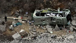 Un autobuz s-a răsturnat într-o prăpastie în India: Cel puţin 16 persoane au murit 