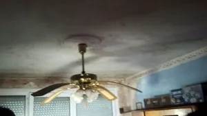 Igrasie şi infiltraţii într-un bloc renovat recent la Galaţi cu fonduri europene | FOTO