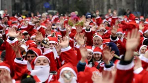 Bucureştiul a intrat în Cartea Recordurilor cu 3.939 de Moşi Crăciun (Galerie foto)