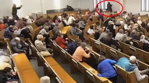 Momentul când un individ deschide focul într-o biserică din SUA. Trei oameni au murit, inclusiv atacatorul | VIDEO