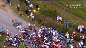 VIDEO Accident teribil în Turul Franţei. Zeci de ciclişti doborâţi la pământ din cauza neatenţiei unei fane 