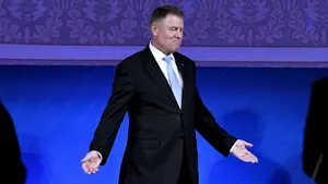 Iohannis a devenit moderator la propria dezbatere: Suntem live! V-aş ruga să daţi un semn când intră televiziunile în pauză de publicitate