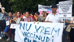 Protest în Piaţa Victoriei, faţă de Legea vaccinării | Părinţi: 