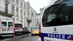Poliţiştii francezi au ucis un bărbat care îi atacase strigând 