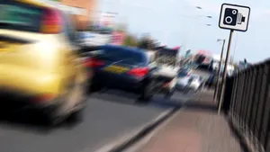 Şofer prins de radar cu 166 şi 236 de kilometri pe oră, în timp ce era urmărit de poliţişti