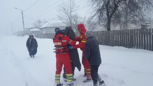 Ambulanţă trimisă să preia o pacientă din Gorj, blocată pe drumul îngust 