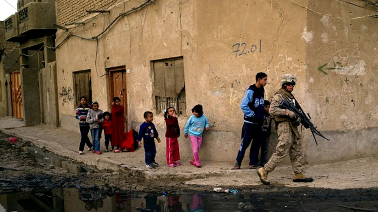 Mii de persoane au părăsit oraşul irakian Fallujah, în prima zi a deschiderii rutei de evacuare