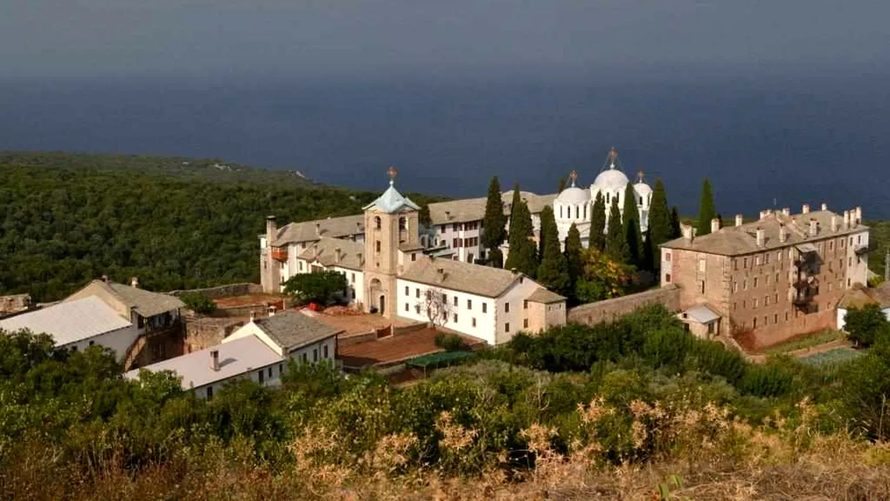În prag de Paşti: Aleşii vor majorarea la 960.000 euro a sumei pentru Schitul „Prodromu” de la Muntele Athos şi compară situaţia alocărilor cu cea pentru Notre-Dame