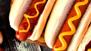 Cum a ajuns hot dog-ul la clasa întâi. Compania aeriană care transformă celebrul fast-food într-un preparat gourmet