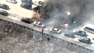 Un incendiu de vegetaţie s-a extins pe o autostradă, în SUA. Zeci de vehicule au ars - VIDEO