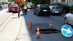 Restricţii de circulaţie pe o stradă din Craiova după ce asfaltul s-a surpat în urma unei avarii - FOTO