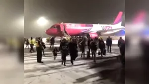 VIDEO Incident pe aeroportul din Debrecen. Un avion Wizz Air în care se aflau şi români a fost evacuat / Compania susţine că nu a existat un incendiu şi explică ce ar fi generat impresia de fum
