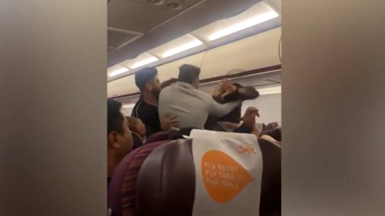 Bătaie ca-n Vestul Sălbatic la mare altitudine, în timpul unui zbor cu avionul

