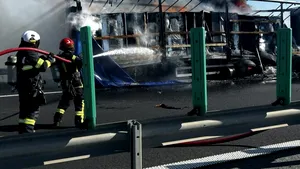 Incendiu puternic pe A1. Semiremorcă cuprinsă de flăcări în proporție de 80%