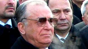 Ion Iliescu, primit cu ostilitate şi lovit cu monede la comemorarea eroilor Revoluţiei
