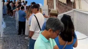 „Arată ca o coadă la toaletă”. Imaginile care au șocat turiștii din Santorini