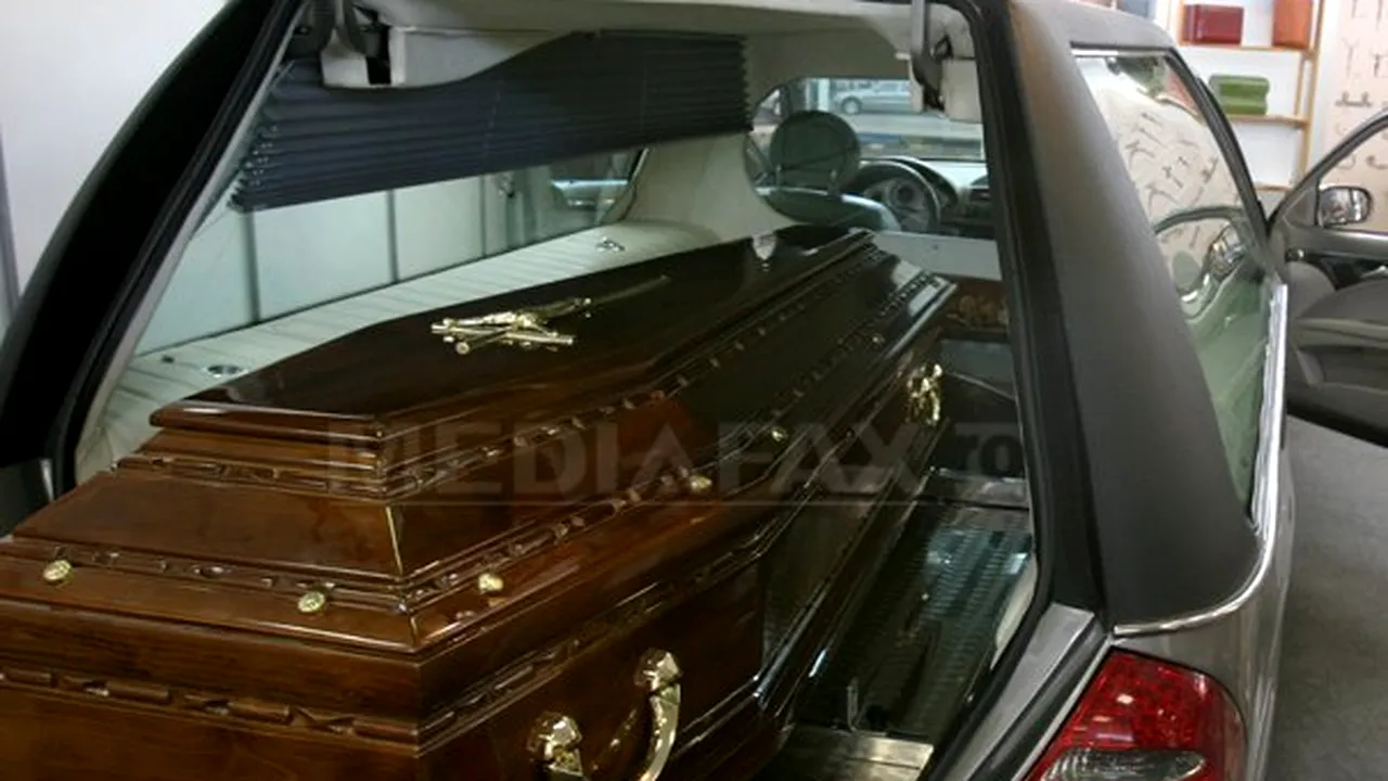 Un cadavru a fost scăpat pe şosea dintr-un convoi funerar 
