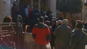 Imaginile inconştienţei în vreme de coronavirus: cozi uriaşe la instituţiile publice