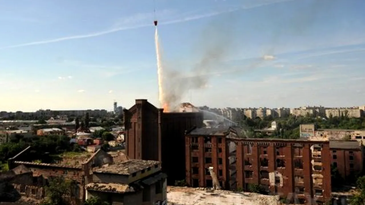 Incendiul de la Moara lui Assan din Capitală a fost stins. Intervenţia pompierilor a durat peste 28 de ore