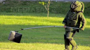 Pirotehniştii au detonat o VALIZĂ SUSPECTĂ lăsată lângă o unitate bancară