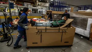 Soluţie 2 în 1 ingenioasă şi terifiantă. Paturile de spital care devin, la nevoie, sicrie. FOTO