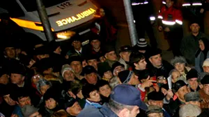Sute de pensionari stau la coadă pentru bilete de tratament