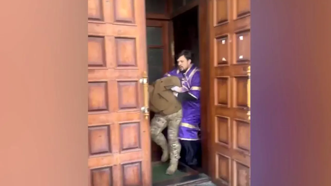 Bătaie într-o biserică între un soldat şi un preot al Moscovei