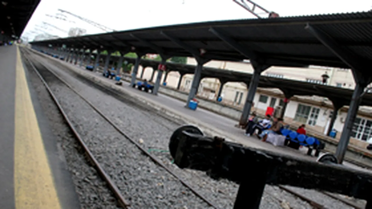 Trei sute de persoane şi-au petrecut noaptea blocate în două trenuri la Galaţi