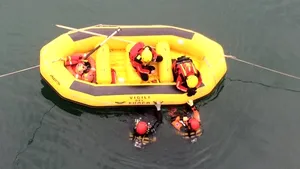 Trei ROMÂNI au MURIT după ce au căzut cu maşina într-un râu, în nordul Italiei - surse