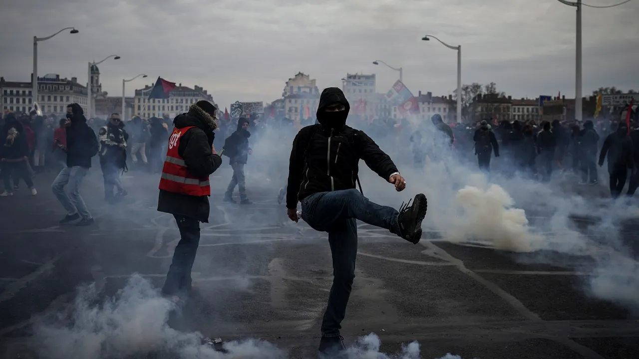 Un sindicat din Franţa contestă interzicerea protestelor cu ocazia vizitei lui Macron în Lyon