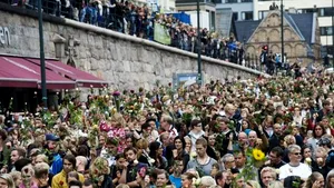 Mii de persoane s-au adunat la Oslo pentru a aduce un omagiu victimelor atacurilor