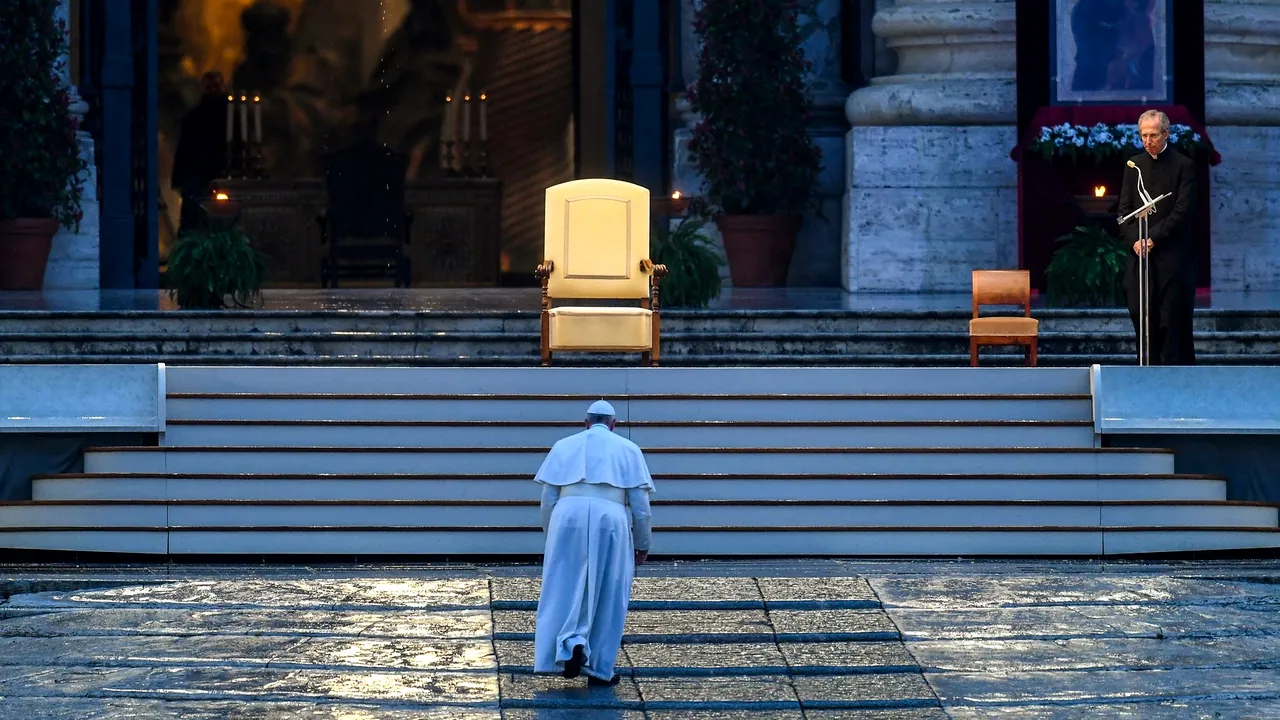 Imagini triste de la Vatican. Papa Francisc s-a rugat singur, pe ploaie, în Piaţa Sf. Petru, total pustie