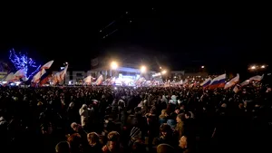 Estul Ucrainei se agită pe fondul separatismului din Crimeea. Manifestanţii proruşi au procedat duminică la o demonstraţie de forţă în marile oraşe industriale