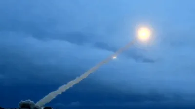 EXTERNE Zece persoane au fost rănite după ce Rusia a lansat atacuri simultane în Kiev și Zaporojie cu rachete balistice