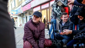 Românii cu credite în franci elveţieni protestează în faţa Parlamentului şi în alte cinci oraşe