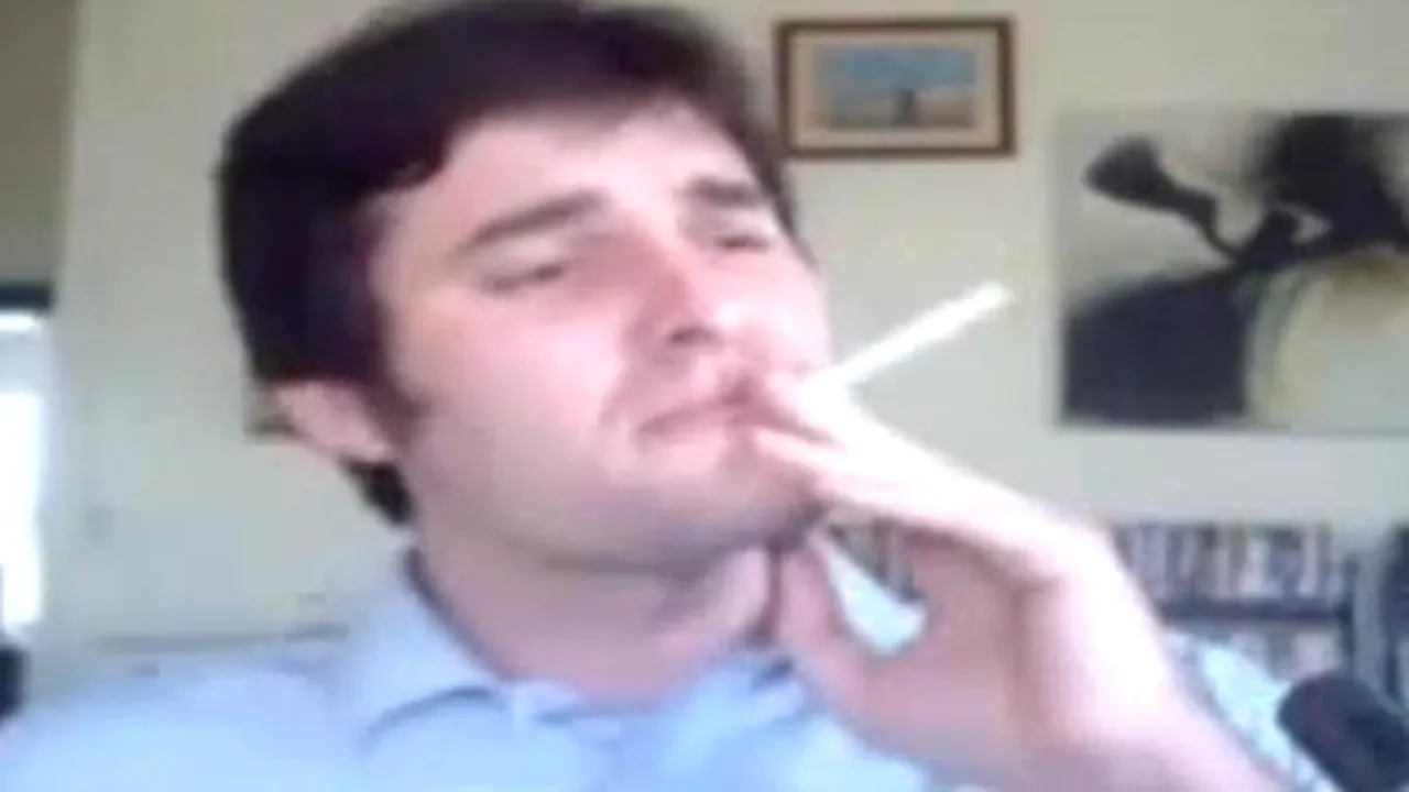 Un australian şi-a făcut ţigări din pagini ale Coranului şi Bibliei - VIDEO
