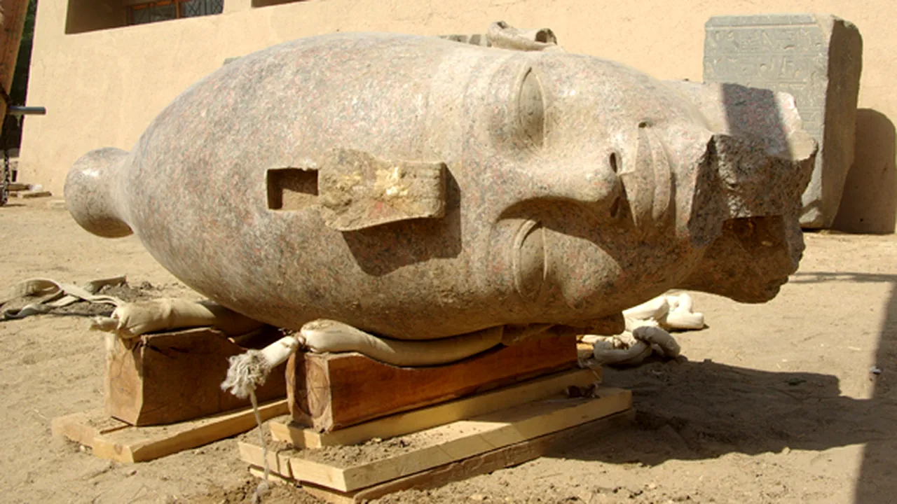 Un cap uriaş al faraonului Amenhotep al III-lea, descoperit la Luxor