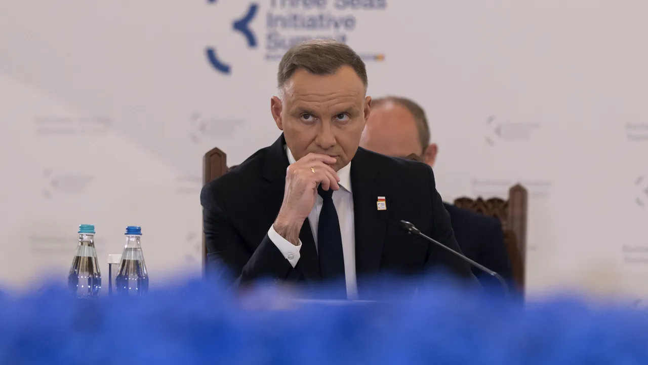 Preşedintele Poloniei critică executivul UE pentru blocarea fondurilor europene
