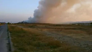 Incendiul la groapa de gunoi a municipiului Bacău, nestins după 17 ore