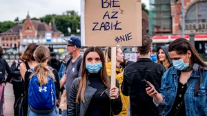 Polonia va părăsi tratatul european privind violenţa împotriva femeilor/  Mii de persoane au protestat 