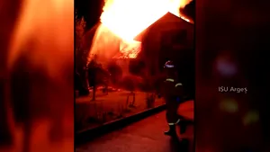 Casă distrusă de flăcări, din cauza unui burlan amplasat necorespunzător - GALERIE FOTO, VIDEO
