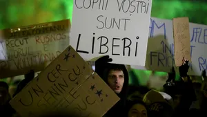 Protest în Capitală: Aproape 500 de protestatari în Piaţa Universităţii