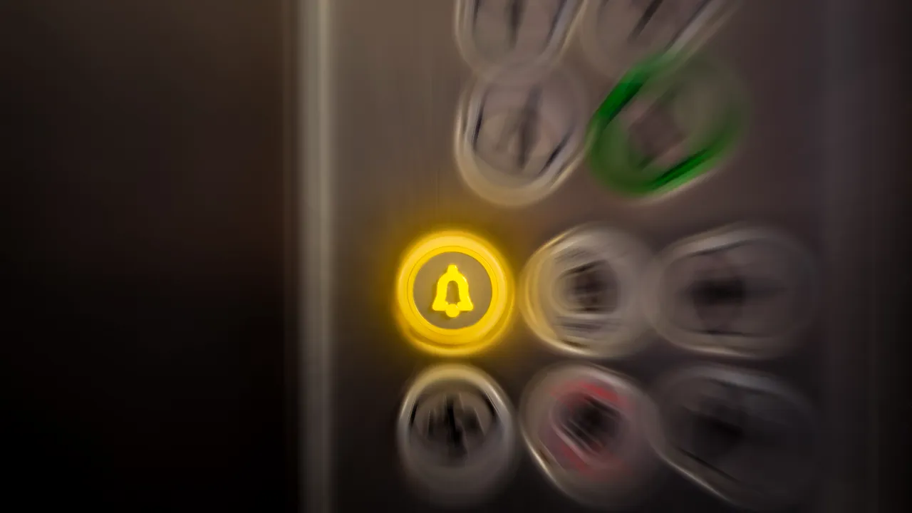 Clipe de panică în Constanţa: Un lift cu patru persoane a căzut în gol într-un bloc de 11 etaje - FOTO