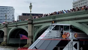O ambarcaţiune care transporta turişti a rămas blocată sub Podul Westminster / Unii pasageri au intrat în panică