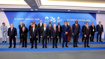 EXTERNE Eclipsă totală de Putin / Președintele de 2,03 metri al Mozambicului l-a făcut invizibil pe președintele rus / Ironii în lanț pe internet