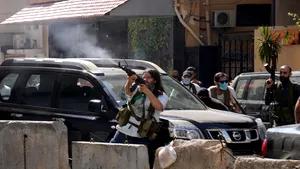 GALERIE FOTO. Confruntări militare în capitala Libanului, între militanţi Hezbollah şi serviciile de securitate. Mai multe persoane au fost ucise