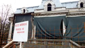 Clădire prăbuşită peste liniile de tramvai, în Sectorul 5 din Bucureşti