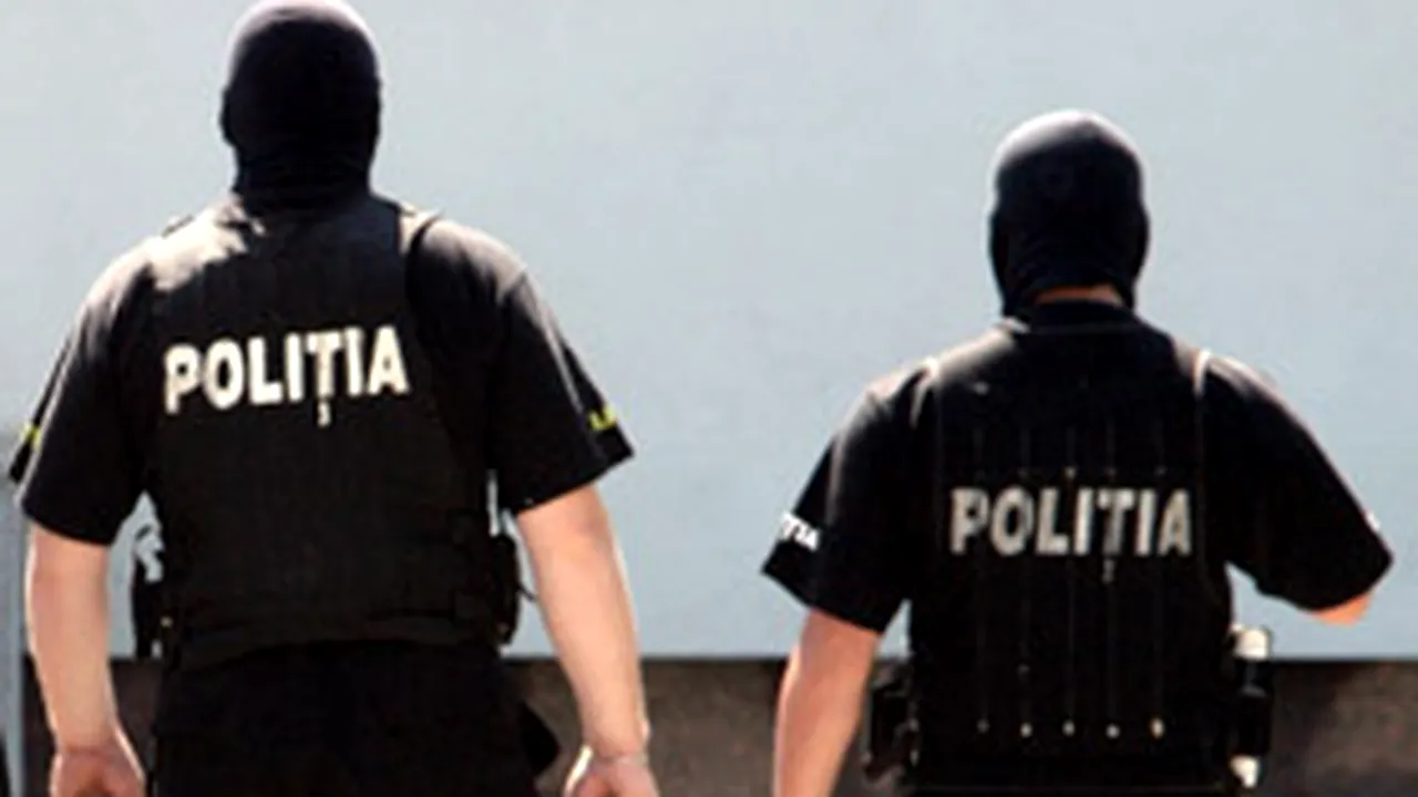 Membrii unei reţele de crimă organizată implicaţi în fraude bancare, prinşi în flagrant
