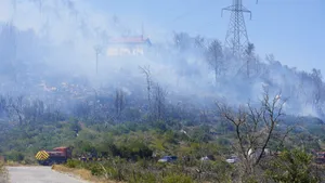 Incendiul din sudul Atenei a fost oprit. Riscurile însă rămân 